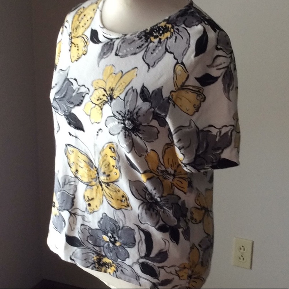 Samantha Grey, Women’s, size M, short sleeved top.